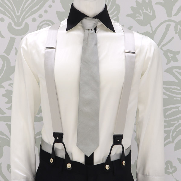 https://www.cleofefinati.com/wp-content/uploads/2024/01/suspenders-black-classic-tuxedo-man-suits-ceremony-robert-mitchum-cleofe-finati.jpg